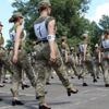 Ukrayna'da geçit töreni provasında kadın askerlere topuklu ayakkabı giydirilmesi ülkede kriz çıkardı