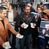 Şarkıcı dolar dağıttı, izdiham çıktı