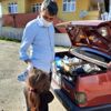 Evinden çıkamayan çocukları mutlu ediyor