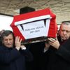 Dikkat çeken kare: Erdoğan ve Davutoğlu cenazeyi birlikte omuzladı