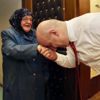 Kadriye nine, 2 yılda 30 tekerlekli sandalye bağışladı Kadriye nine, 2 yılda 30 tekerlekli sandalye bağışladı