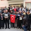 Evlat nöbetini sürdüren aileler 33 askerin şehit düştüğü saldırıyı kınadı Evlat nöbetini sürdüren aileler 33 askerin şehit düştüğü saldırıyı kınadı
