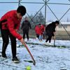 Tarlada çalıştıktan sonra Türkiye birinciliği için karda hokey oynuyorlar Tarlada çalıştıktan sonra Türkiye birinciliği için karda hokey oynuyorlar