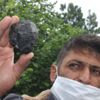 Düzce'de ot biçerken bahçede göktaşı buldu Düzce'de ot biçerken bahçede göktaşı buldu