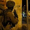 Katil İsrail askerleri 16 Filistinliyi gözaltına aldı Katil İsrail askerleri 16 Filistinliyi gözaltına aldı