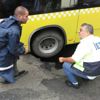 Yol çöktü, otobüsün tekeri çukura düştü Yol çöktü, otobüsün tekeri çukura düştü