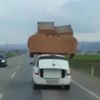 Otomobilin üzerinde koltuk takımı taşıdılar Otomobilin üzerinde koltuk takımı taşıdılar