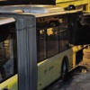 Park halindeki metrobüs yandı Park halindeki metrobüs yandı