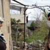 Kapılarında yardıma gelen jandarma komutanını görünce duygulandılar Kapılarında yardıma gelen jandarma komutanını görünce duygulandılar