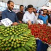 Davutoğlu meyve sebze sattı!