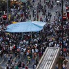 Hong Kong'da hükümet yanlıları göstericilere saldırdı Hong Kong'da hükümet yanlıları göstericilere saldırdı