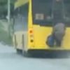 Korona yüzünden otobüse binemeyen kadından tehlikeli yöntem Korona yüzünden otobüse binemeyen kadından tehlikeli yöntem