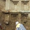 Demre'de 2 bin 400 yıllık kaya mezarı bulundu