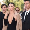 Miranda Kerr'den derin dekolte