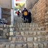 Sağlık görevlisi, yaşlı hastayı sırtına alarak ambulansa ... Sağlık görevlisi, yaşlı hastayı sırtına alarak ambulansa ...