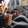 Bariyerleri yıkarak 1 Mayıs'ı Taksim'de kutlamak isteyenler gözaltına alındı