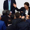 Gerginliğe daha fazla dayanamadı, kürsüde fenalaştı Gerginliğe daha fazla dayanamadı, kürsüde fenalaştı