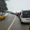 Uludağ'a tatilci akını; 5 kilometre araç kuyruğu oluştu Uludağ'a tatilci akını; 5 kilometre araç kuyruğu oluştu