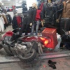 Motosikletiyle mağazaya daldı