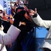 Demet Akalın, vatandaşla tokalaşırken eldiven taktı! Demet Akalın, vatandaşla tokalaşırken eldiven taktı!