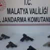 Malatya'da 6 tabancayla yakalanan 2 şüpheliye gözaltı Malatya'da 6 tabancayla yakalanan 2 şüpheliye gözaltı