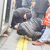 Tramvayın altında ecel terleri döktü Tramvayın altında ecel terleri döktü