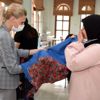 Kadınlar, dikiş kursunda hünerleri sergiliyor