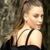Karantinada olan Serenay Sarıkaya, çimlere uzanarak ...