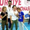Kolundan sakatlanan kadın boksçu şampiyonluğu bırakmadı Kolundan sakatlanan kadın boksçu şampiyonluğu bırakmadı