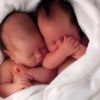64 yaşındaki kadın ikiz bebek doğurdu
