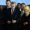 Bombaların patladığı yerde marşlı karşılama Bombaların patladığı yerde marşlı karşılama