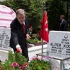 Milli Savunma Bakanı Akar, FETÖ'nün darbe girişimini engellemeye çalışırken şehit olan askerlerin mezarlarını ziyaret etti Milli Savunma Bakanı Akar, FETÖ'nün darbe girişimini engellemeye çalışırken şehit olan askerlerin mezarlarını ziyaret etti