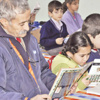 Veliler çocuklarıyla okulda kitap okuyor Veliler çocuklarıyla okulda kitap okuyor