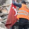 Yıkacağı binadaki Türk bayrağını... Yıkacağı binadaki Türk bayrağını...