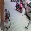 Silahlı saldırgana meydan dayağı kamerada