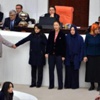AKP'li kadın milletvekilleri kalkan yaptı AKP'li kadın milletvekilleri kalkan yaptı