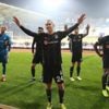 Beşiktaşlı taraftarlar, futbolcuları tribüne çağırıp protesto etti Beşiktaşlı taraftarlar, futbolcuları tribüne çağırıp protesto etti
