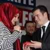 AK Partili Başkan sahnede kız arkadaşına evlenme teklif etti AK Partili Başkan sahnede kız arkadaşına evlenme teklif etti