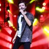 Yakın dan evden çıkamayan hayranlarına konser Yakın dan evden çıkamayan hayranlarına konser