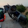Direksiyon hakimiyetini kaybeden araç, taklalar atarak durabildi Direksiyon hakimiyetini kaybeden araç, taklalar atarak durabildi