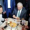 Yıldırım sahurda vatandaşlarla bir araya geldi Yıldırım sahurda vatandaşlarla bir araya geldi