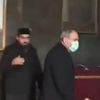 Video: Hipnotize olan tavuk baştan çıktı Video: Hipnotize olan tavuk baştan çıktı