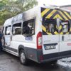 Servis minibüsü park halindeyken alev aldı