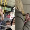 Halk otobüsünde maske takmayan ve kendisini uyaran yolculara saldıran kadına para cezası kesildi Halk otobüsünde maske takmayan ve kendisini uyaran yolculara saldıran kadına para cezası kesildi