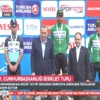 Erdoğan bisiklet turunda ödül dağıttı Erdoğan bisiklet turunda ödül dağıttı