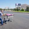 Ambulans skandalı: Annesini sedyeyle taşıdı Ambulans skandalı: Annesini sedyeyle taşıdı