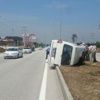 Minibüs Orta Refüjde Yan Yattı Minibüs Orta Refüjde Yan Yattı