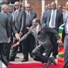 Mugabe basamağı ıskalayıp düştü Mugabe basamağı ıskalayıp düştü