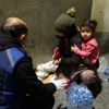 Kucağında bebekle duygu sömürüsü yapan dilenci yakalandı Kucağında bebekle duygu sömürüsü yapan dilenci yakalandı