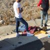 Yaralanan sürücüyü kurtardılar, üşümesin diye üzerini montla örttüler Yaralanan sürücüyü kurtardılar, üşümesin diye üzerini montla örttüler